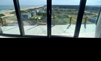 En venta monoambiente frente al mar en Brava, Punta del Este.