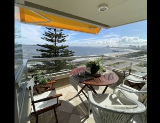 Vende apartamento de 3 dormitorios en Mansa, con excelente vista.