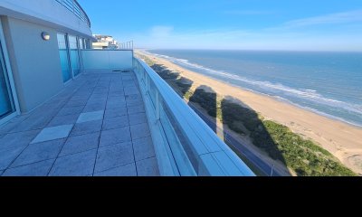 Lujoso Apartamento en venta de 3 dormitorios en Suite en Punta del Este. Primera Linea Brava