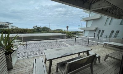Vende apartamento en Manantiales de 2 dormitorios.