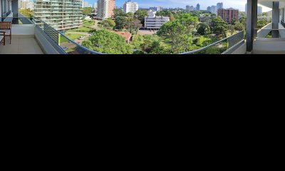 Vende apartamento en Brava, Punta del Este de 3 dormitorios con vista al mar.
