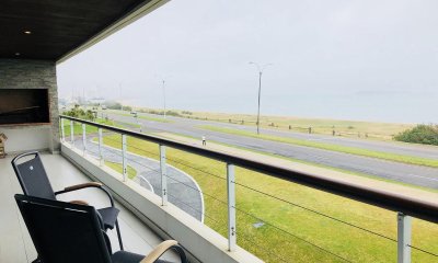 Venta Departamento en Playa Mansa primera linea frente al Mar