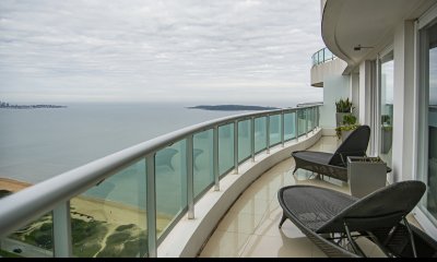 Espectacular departamento triplex de 4 suites + dep de servicio en venta frente al mar.