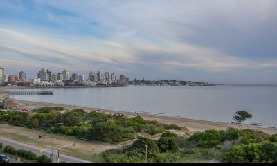 Departamento de 2 dormitorios en Playa Mansa con vista al mar