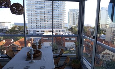 Vende apartamento en de 3 dormitorios Punta del Este a metros de la playa.