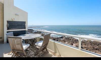 En venta apartamento de 2 dormitorios en edificio Costa Azul, Punta del Este.