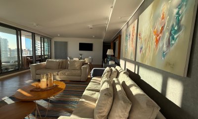 Vende apartamento con vista al mar de 2 dormitorios en Mansa, Punta del Este.