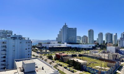 Vende apartamento en Mansa, Punta del Este de 3 dormitorios.