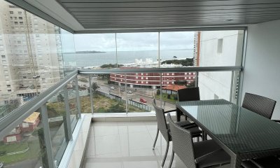Departamento en venta en torre moderna, a pasos del mar.