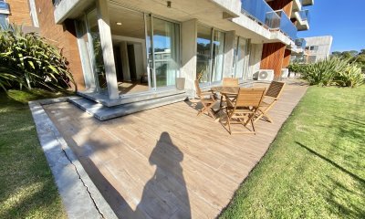 Vende impecable apartamento de 2 dormitorios en Mansa, con excelente iluminación