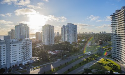 Vende apartamento de 2 dormitorios en Punta del Este.