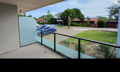 Vende apartamento de 2 dormitorios con patio en Mansa, Punta del Este.