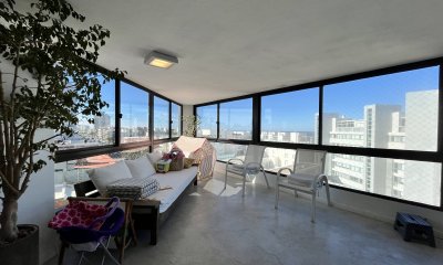 Vende apartamento con vista al mar de 4 dormitorios en Peninsula, Punta del Este.