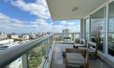 En venta apartamento con vista al mar en Punta del Este, de 2 dormitorios.