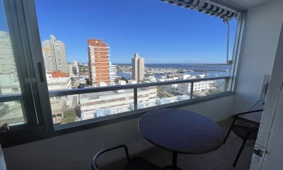 Con una ubicacion ideal y un toque de espacio al aire libre, departamento en edificio Peninsula.