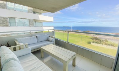 En venta comodo departamento de 3 Dormitorios en Mansa Punta del Este