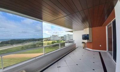 Apartamento en Aguas Azules, 4 dormitorios frente al mar, con parrillero. Brava, Punta del Este