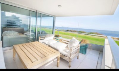 Vende apartamento en Mansa, Punta del Este de 3 dormitorios.