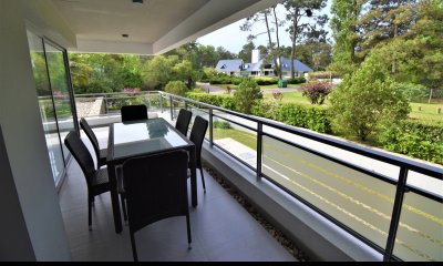 Vende apartamento de 2 dormitorios en Rincon del Indio.