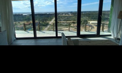 Vende apartamento de 2 dormitorios frente al mar en Brava, Punta del Este.