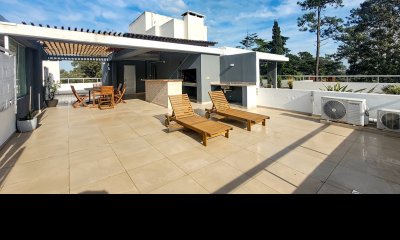 Luminoso Penthouse de 2 dormitorios en venta, terraza con parrillero