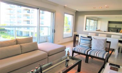 En venta apartamento de 3 dormitorios en suite en  Brava en Punta del Este