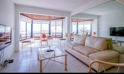 Apartamento en Venta de 3 dormitorios en Edificio Palm Beach . Peninsula , Punta del este