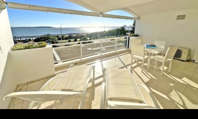 Vende apartamento con vista al mar de 3 dormitorios con balcon.
