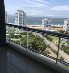 Apartamento en Torre One II. Al frente. unidad de 1 dormitorio en Punta del Este