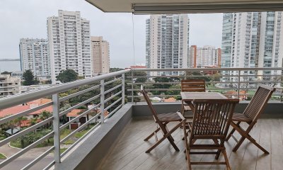 Alquila apartamento de 2 dormitorios en Mansa, a metros del mar.