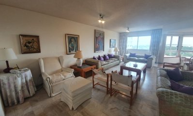 Gran departamento con dependencia de servicio!