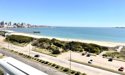 En venta departamento de 3 dormitorios en suite, con vista al mar, Mansa en Punta del Este.