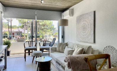 Vende apartamento de 2 dormitorios en Brava- Punta del Este.