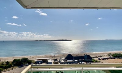 Vende apartamento de 3 dormitorios con vista al mar en Mansa, Punta del Este.