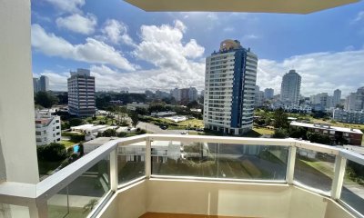 Oportunidad única en la prestigiosa Torre Marina, un espacioso y elegante departamento.