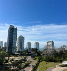Vende apartamento de 3 dormitorios en Roosevelt.