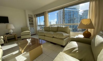 Vende Apartamento de 3 dormitorios en Brava, Excelente edificio.