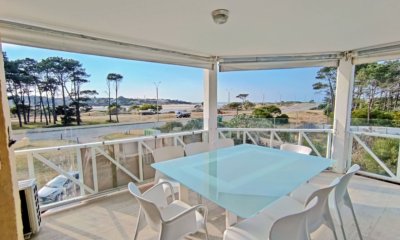 Vende apartamento en Rincon del Indio de 3 dormitorios.