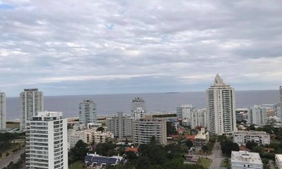 Vende apartamento de 2 dormitorios en Punta del Este con vista al mar