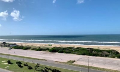 Venta de apartamento en torre Tiburón, tres dormitorios más dependencia de amplias dimensiones sobre Playa Brava