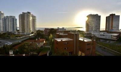 Venta de Apartamento 2 DORMITORIOS, mas dependencia de servicio en playa mansa.