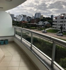 Se vende apartamento en Brava, Punta del Este de 2 dormitorios y excelente vista.