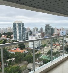 Vende apartamento con hermosa vista de 2 dormitorios en Punta del Este.