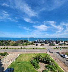 Vende espectacular apartamento con vista al mar de 3 dormitorios en Mansa Punta del Este.