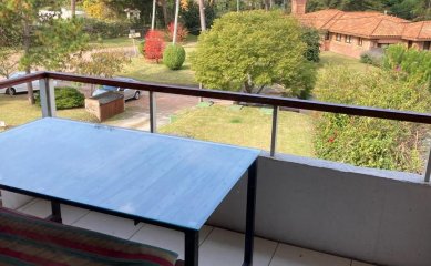 Vende comodo apartamento de 3 dormitorios en Cantegril, Punta del Este, con excelente vista.