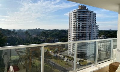 Vende apartamento de 2 dormitorios con buenos servicios y bajas expensas. En Punta del Este