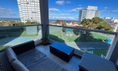 Vende apartamento en Brava Punta del Este de 2 dormitorios.