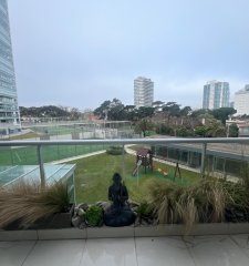 Vende apartamento de 2 dormitorios a metros del mar en Mansa, Punta del Este.