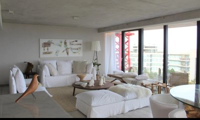 Vende apartamento de 2 dormitorios en Surfside, Punta del Este