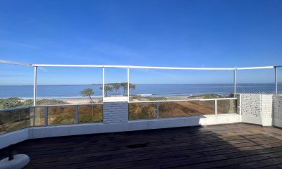 Vende impecable apartamento de 2 niveles, de 3 dormitorios en Mansa Punta del Este.